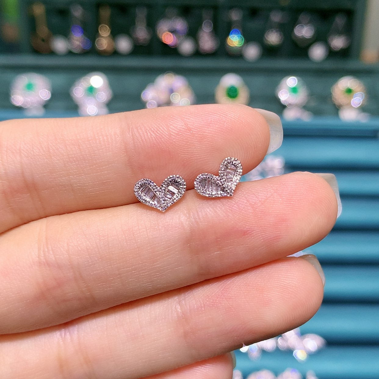 【闪购商品】钻石耳饰18K金镶嵌钻石耳钉