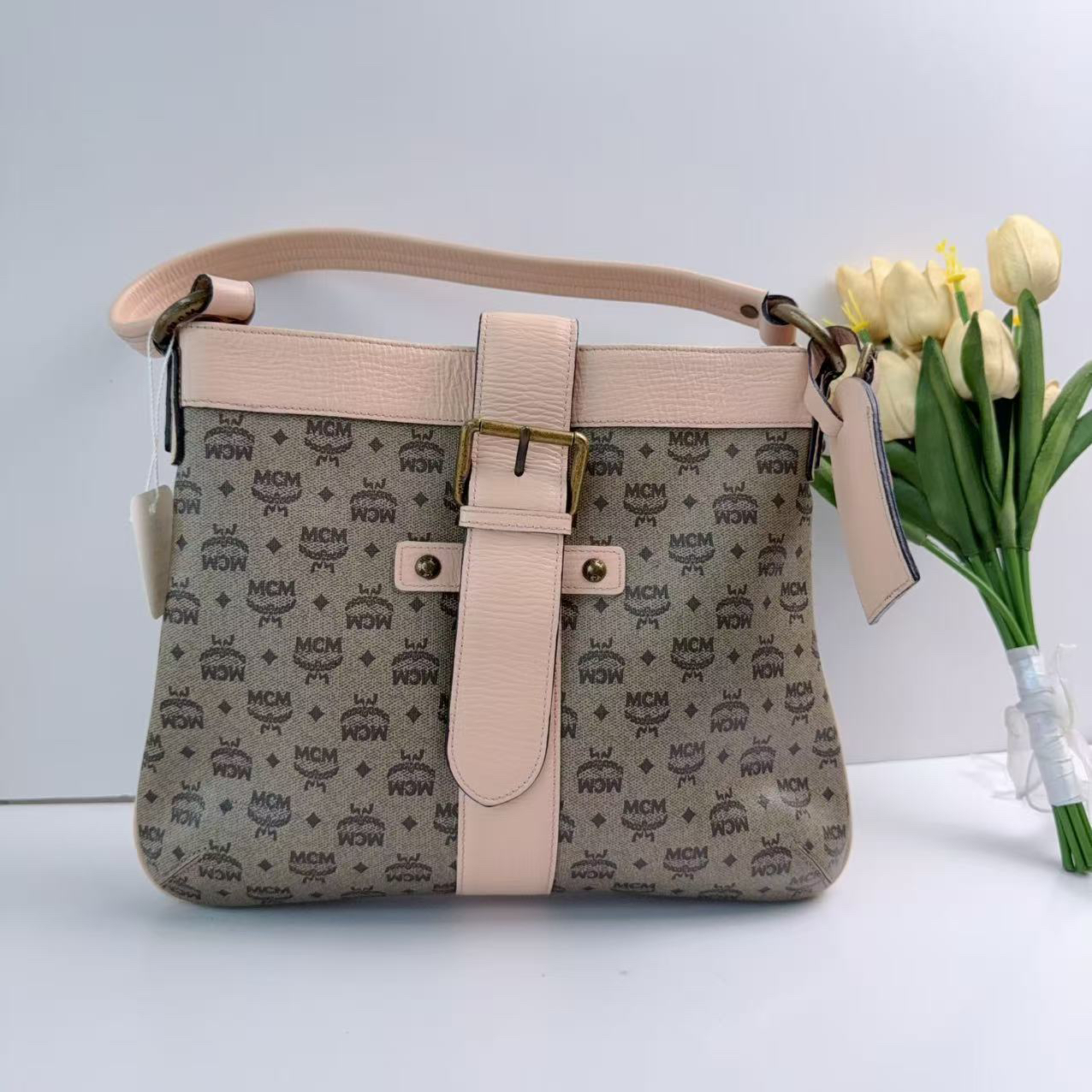 95新 MCM mcm粉肩带邮差包