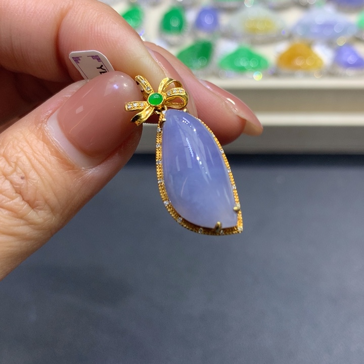 翡翠颈饰18K金镶嵌翡翠吊坠