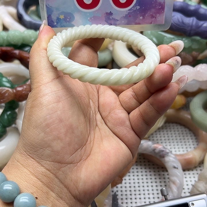 未镶嵌手镯石英岩玉