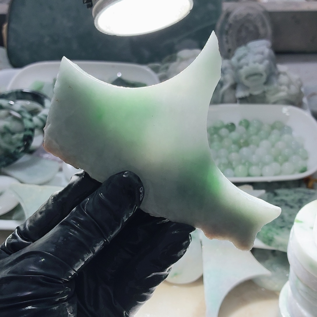 翡翠未镶嵌颈饰边角料