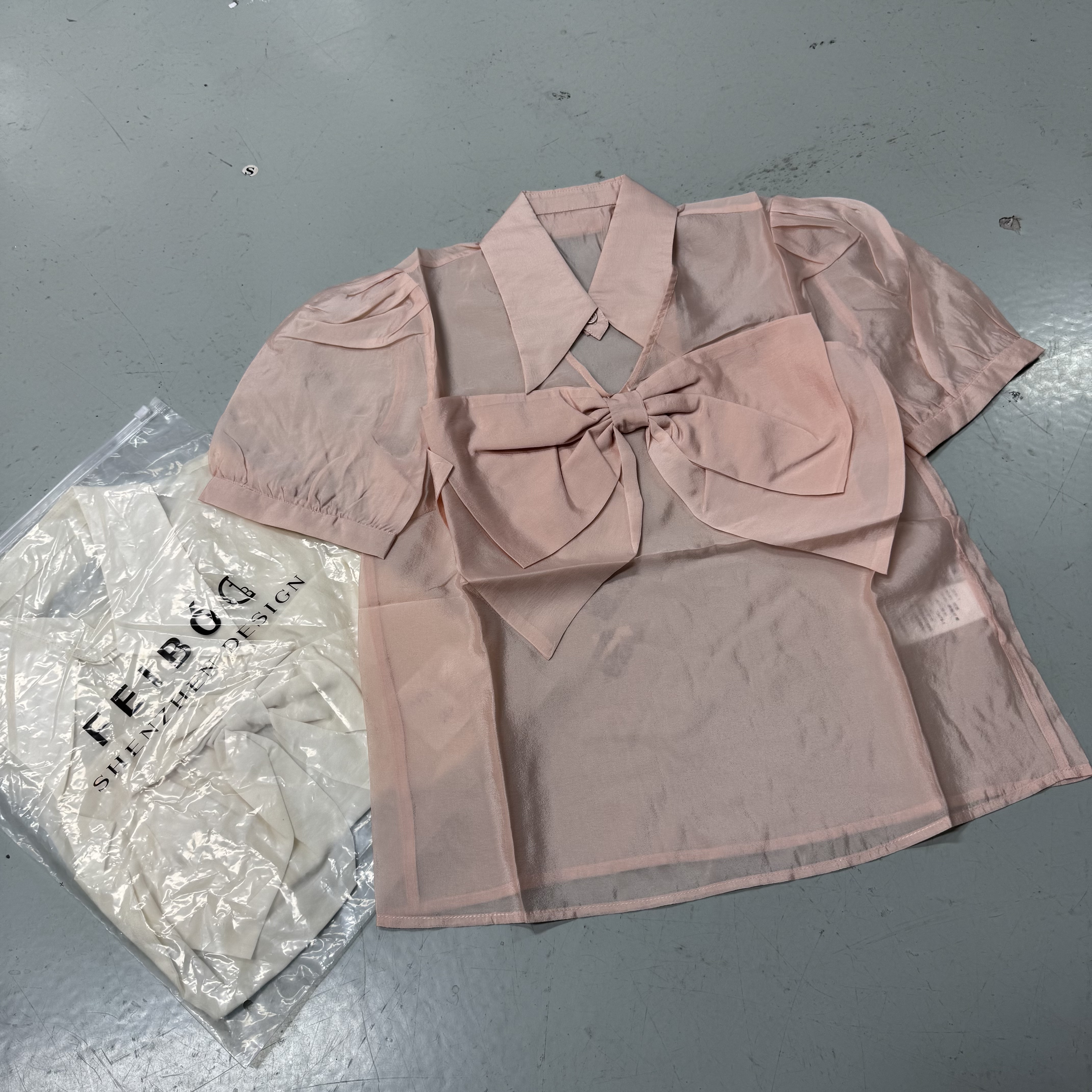 13478两色蝴蝶结设计泡泡袖短袖上衣衬衣