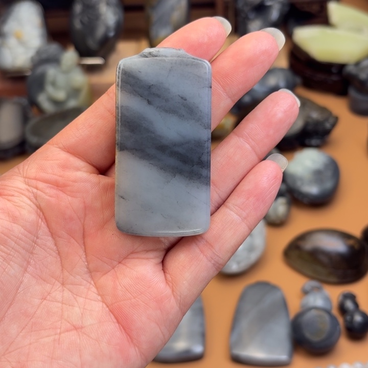 麟***鲜和田玉未镶嵌颈饰