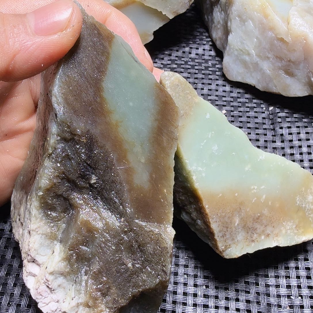 l***i和田玉（糖玉）未镶嵌珠宝半成品