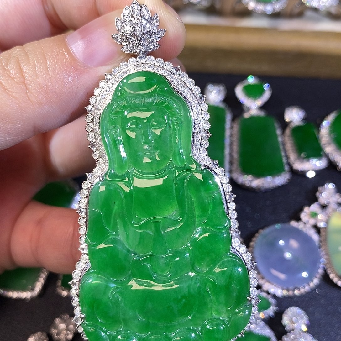 翡翠18K金镶嵌颈饰