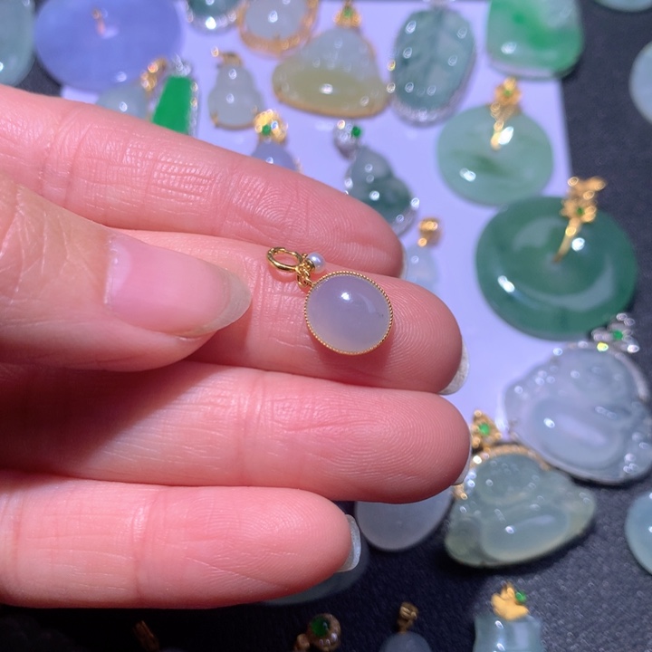 翡翠颈饰18K金镶嵌我****.翡翠