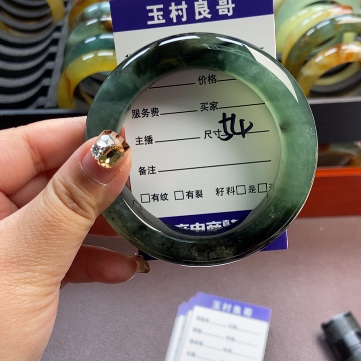 蛇纹石玉未镶嵌手镯挂件