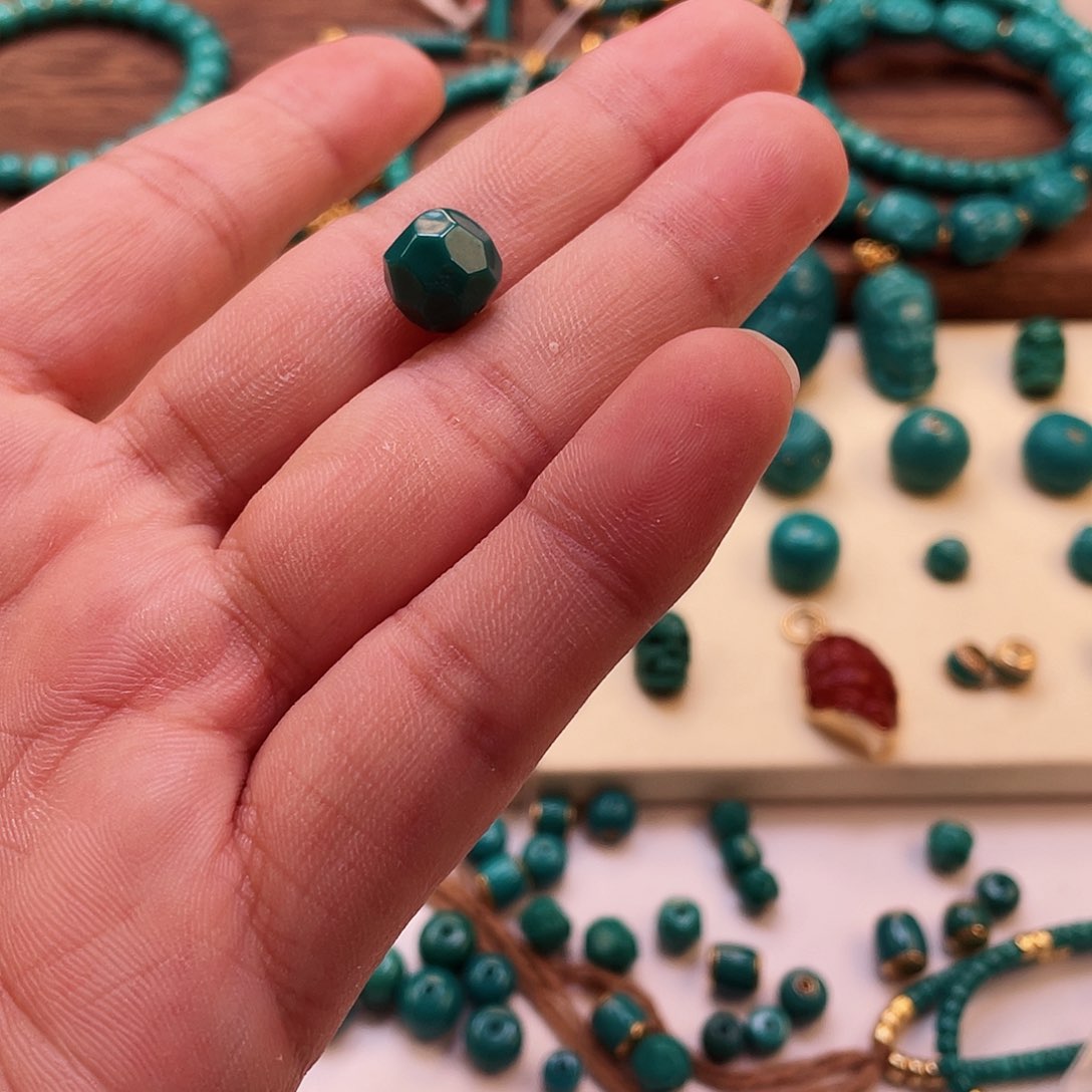 绿松石颈饰未镶嵌