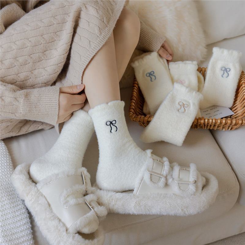 秋冬毛绒袜子女中筒袜加厚珊瑚绒睡眠袜蝴蝶结地板袜保暖百搭女袜