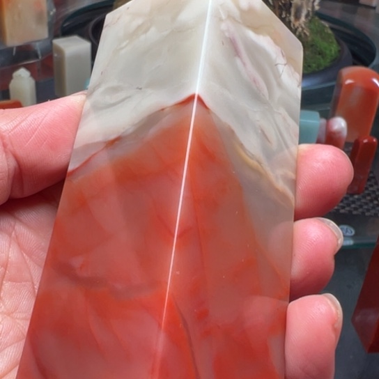 老挝石红白巧色章