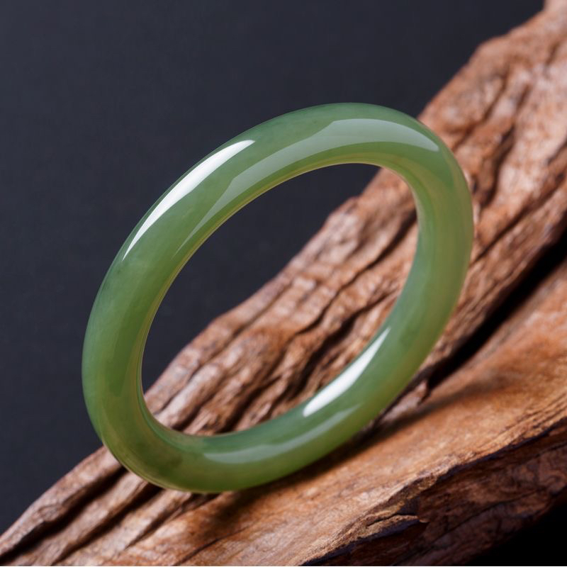 和田玉手镯女湖水绿圆条女款时尚玉镯子