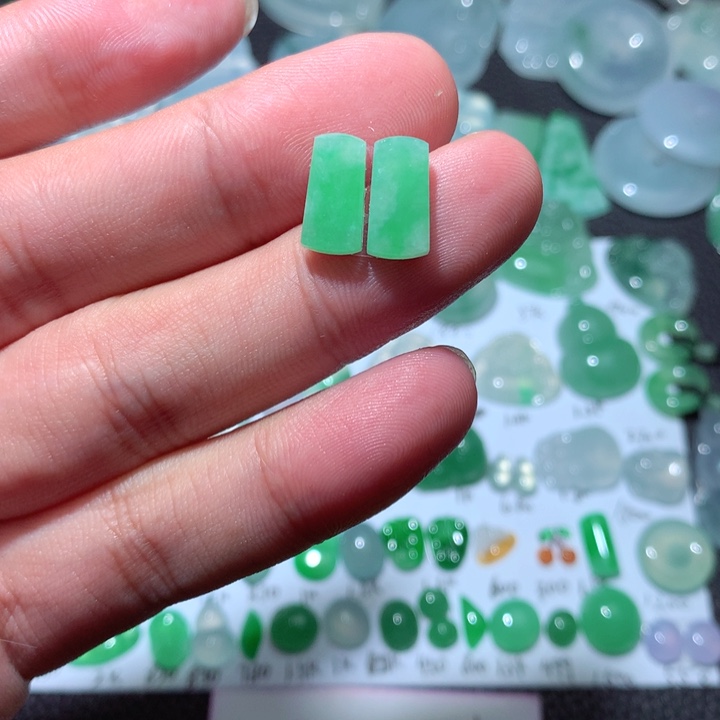 翡翠颈饰未镶嵌无事牌