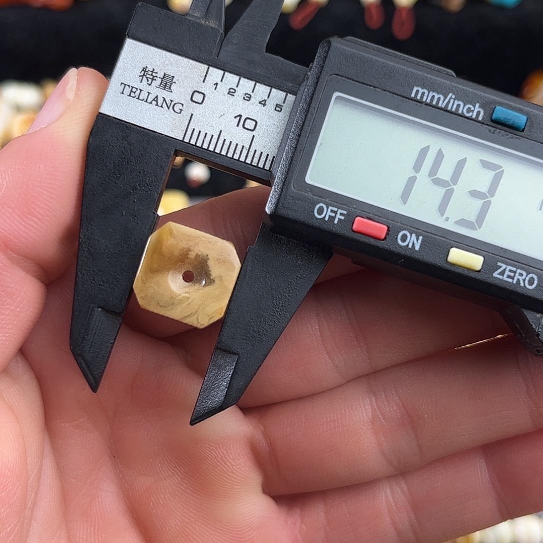 蜜蜡未镶嵌珠宝奇石