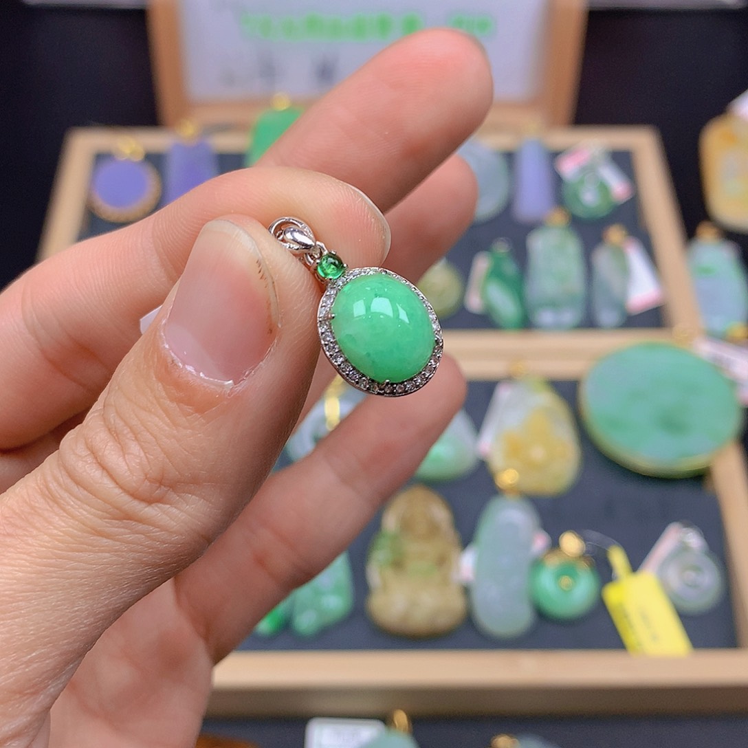 翡翠颈饰未镶嵌翡翠