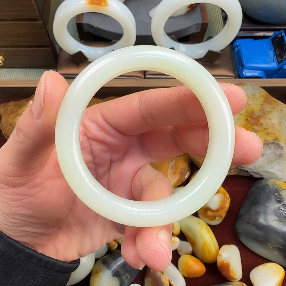 和田玉未镶嵌手镯俄料青白玉奶绿小圈