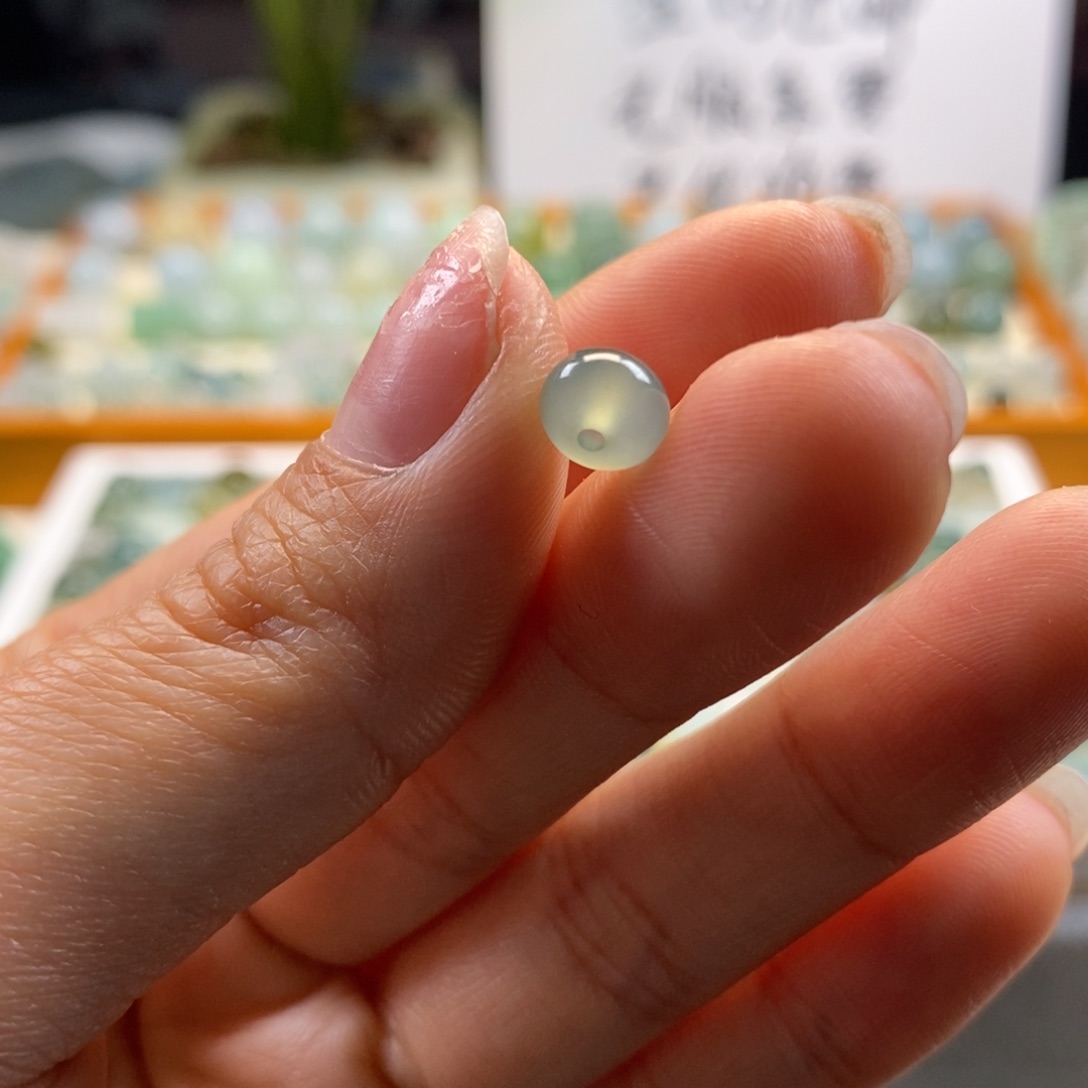 翡翠散珠天然翡翠冰鼓珠6.7×4.9，有小冰纹