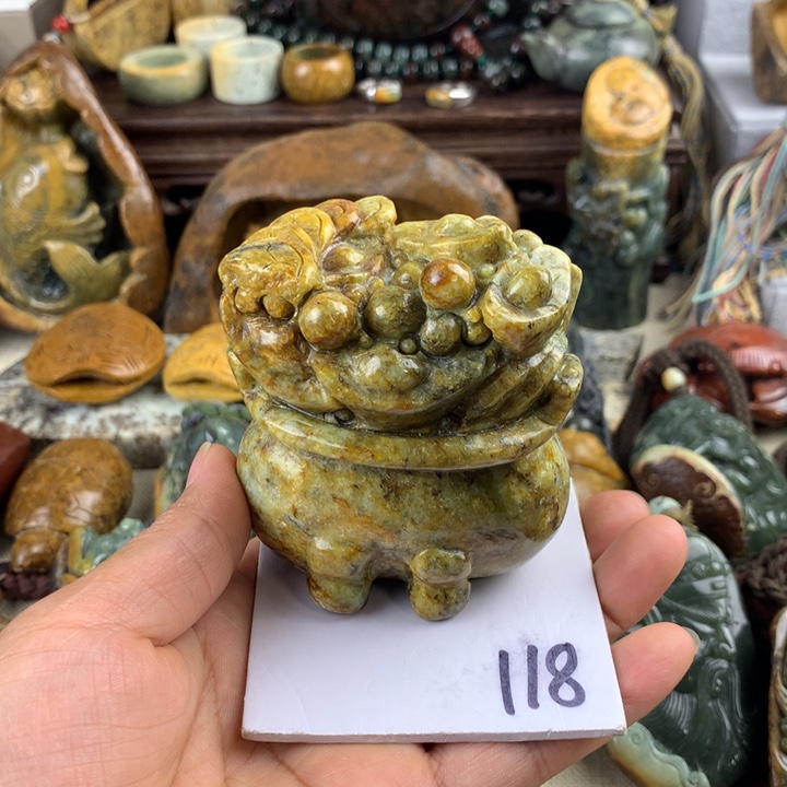 岫岩老玉（透闪石质玉）未镶嵌珠宝奇石