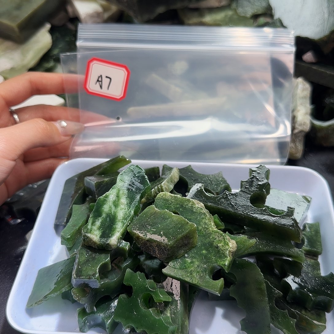 阳***哈和田玉未镶嵌珠宝半成品