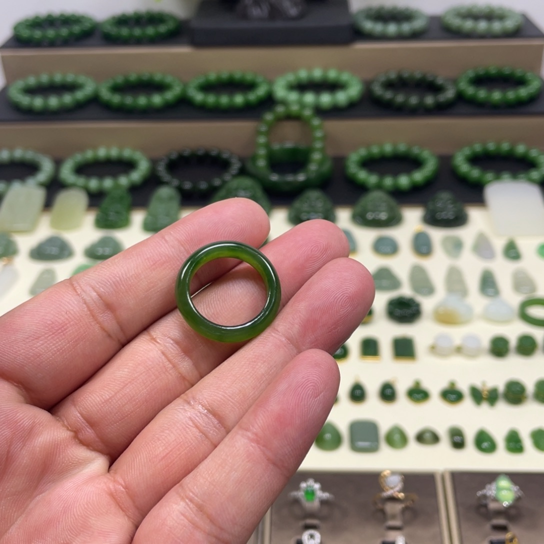 哈****和田玉（碧玉）未镶嵌戒指