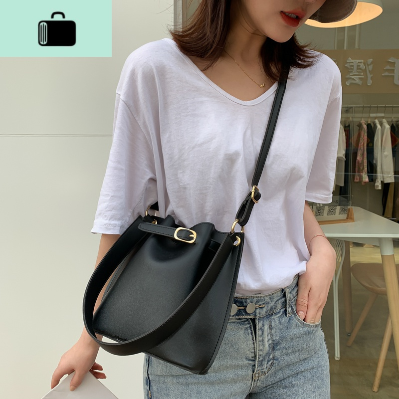 女士户外登山活动运动套装包包女包品牌