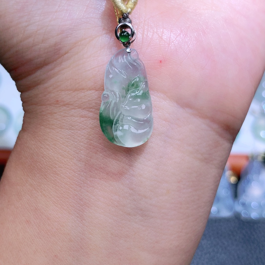 翡翠18K金镶嵌颈饰狐狸