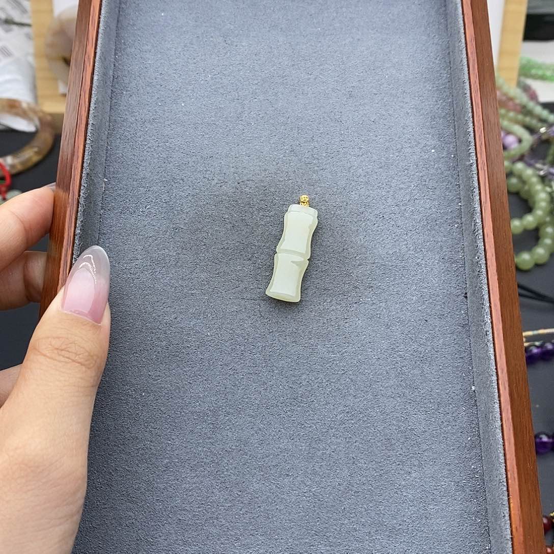 和田玉吊坠(不含链)18K金镶嵌