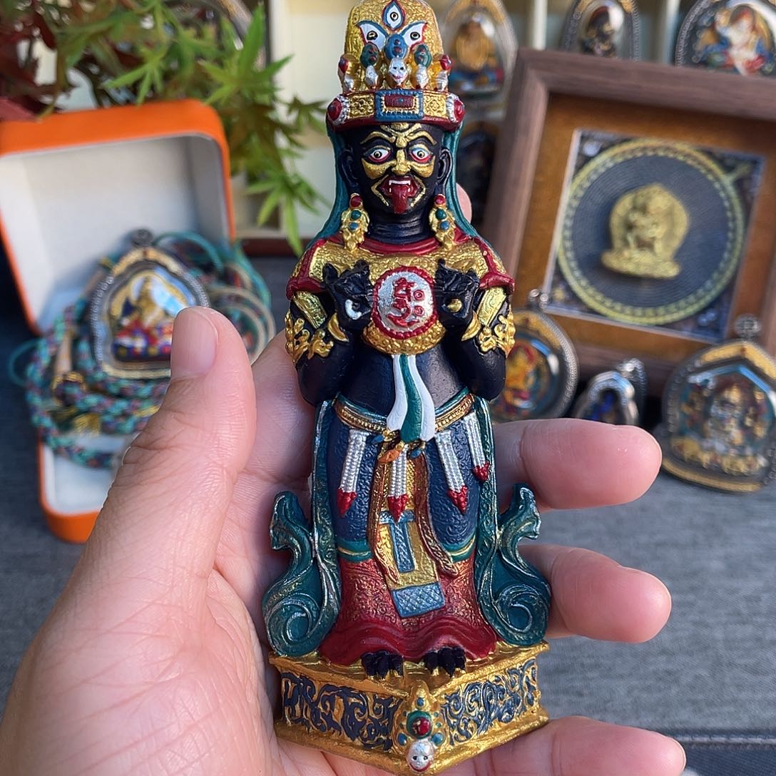 泥塑沉**叶扎基娘娘摆件一尊