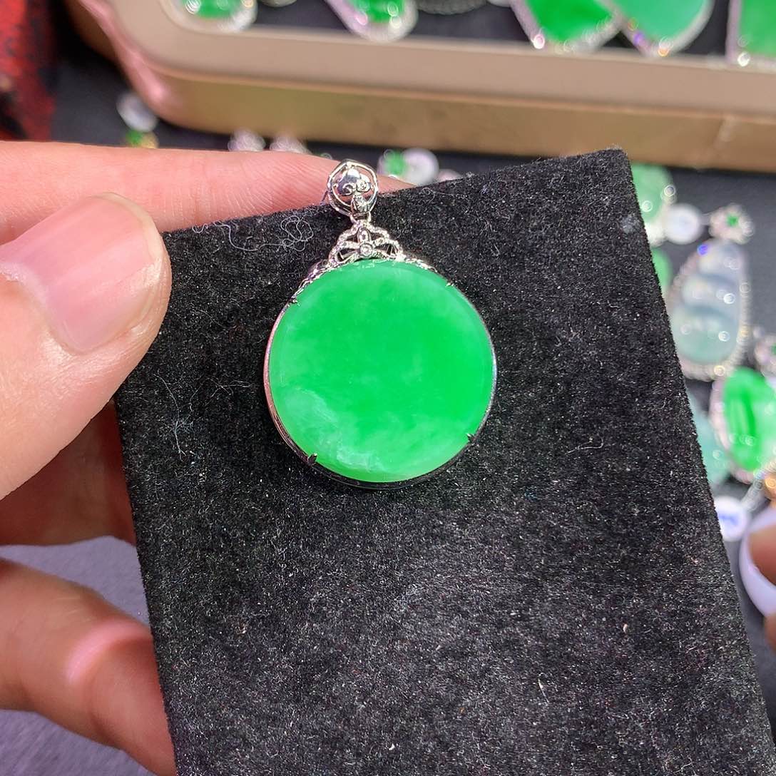 翡翠吊坠(赠链)18K金镶嵌