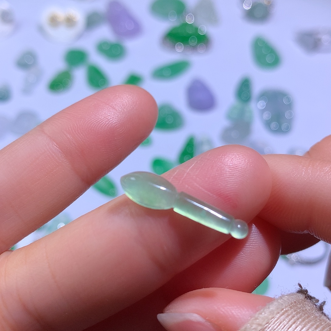 翡翠颈饰未镶嵌毛笔