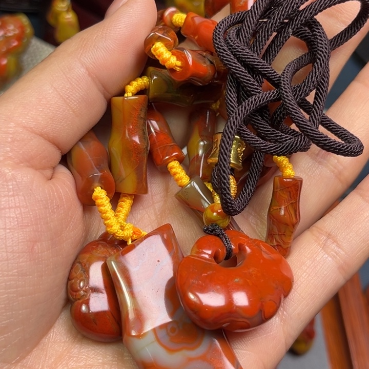 曹***俗玛瑙/玉髓未镶嵌颈饰