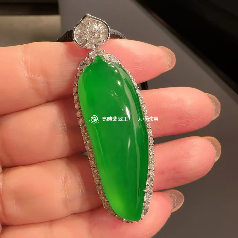 大小珠宝高冰起胶感满色帝王绿天然翡翠福瓜吊坠老坑冰透阳绿福瓜