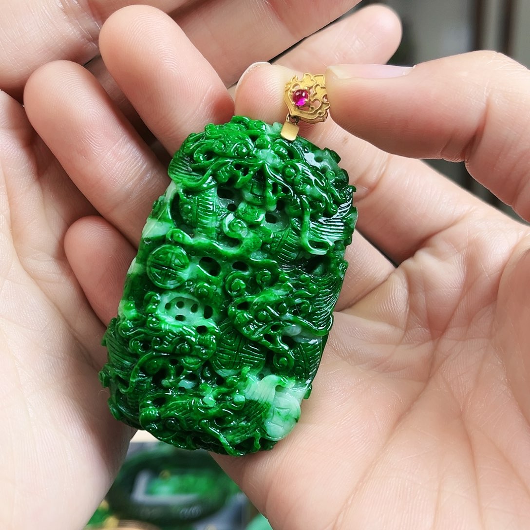 翡翠颈饰18K金镶嵌吊坠