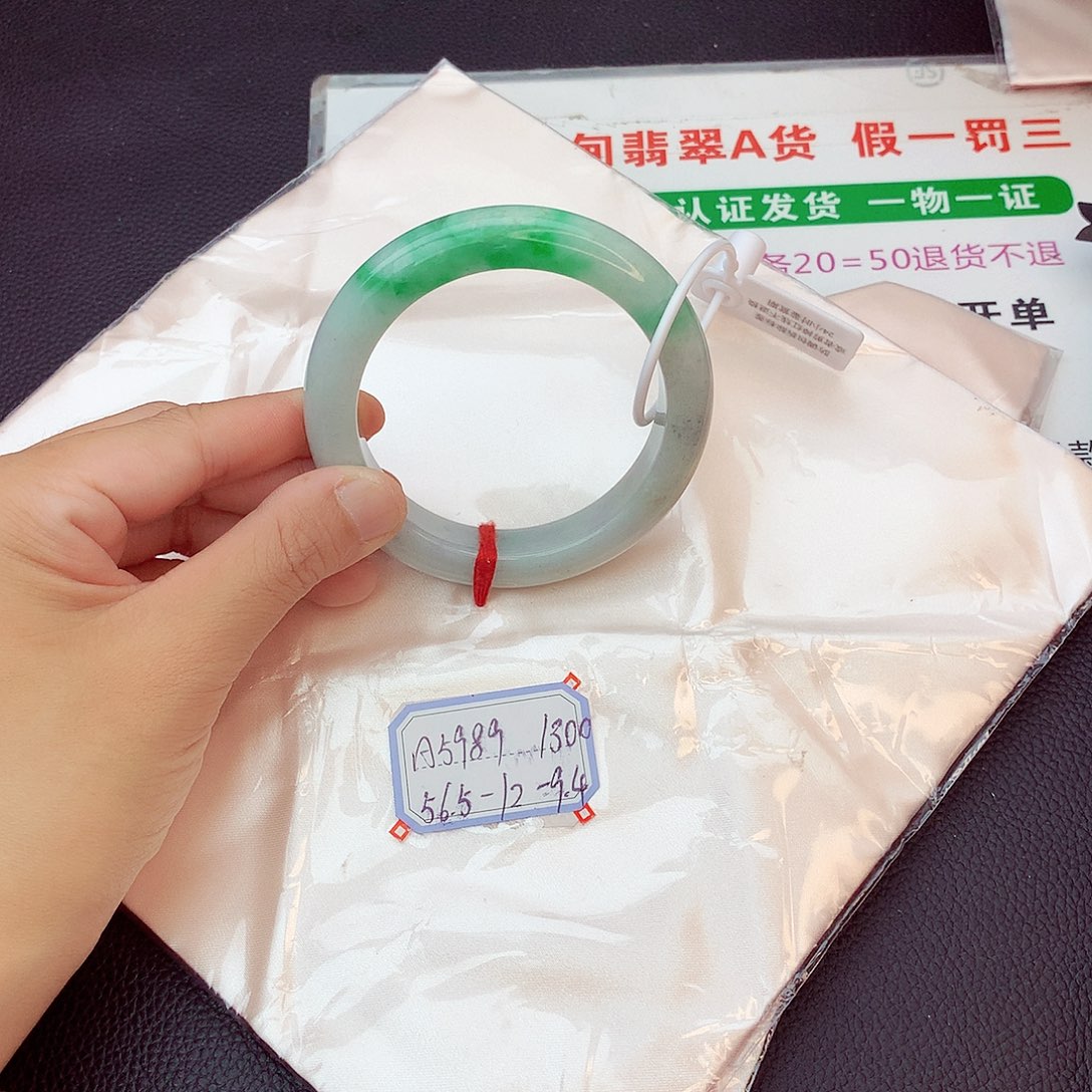 翡翠手镯未镶嵌翡翠