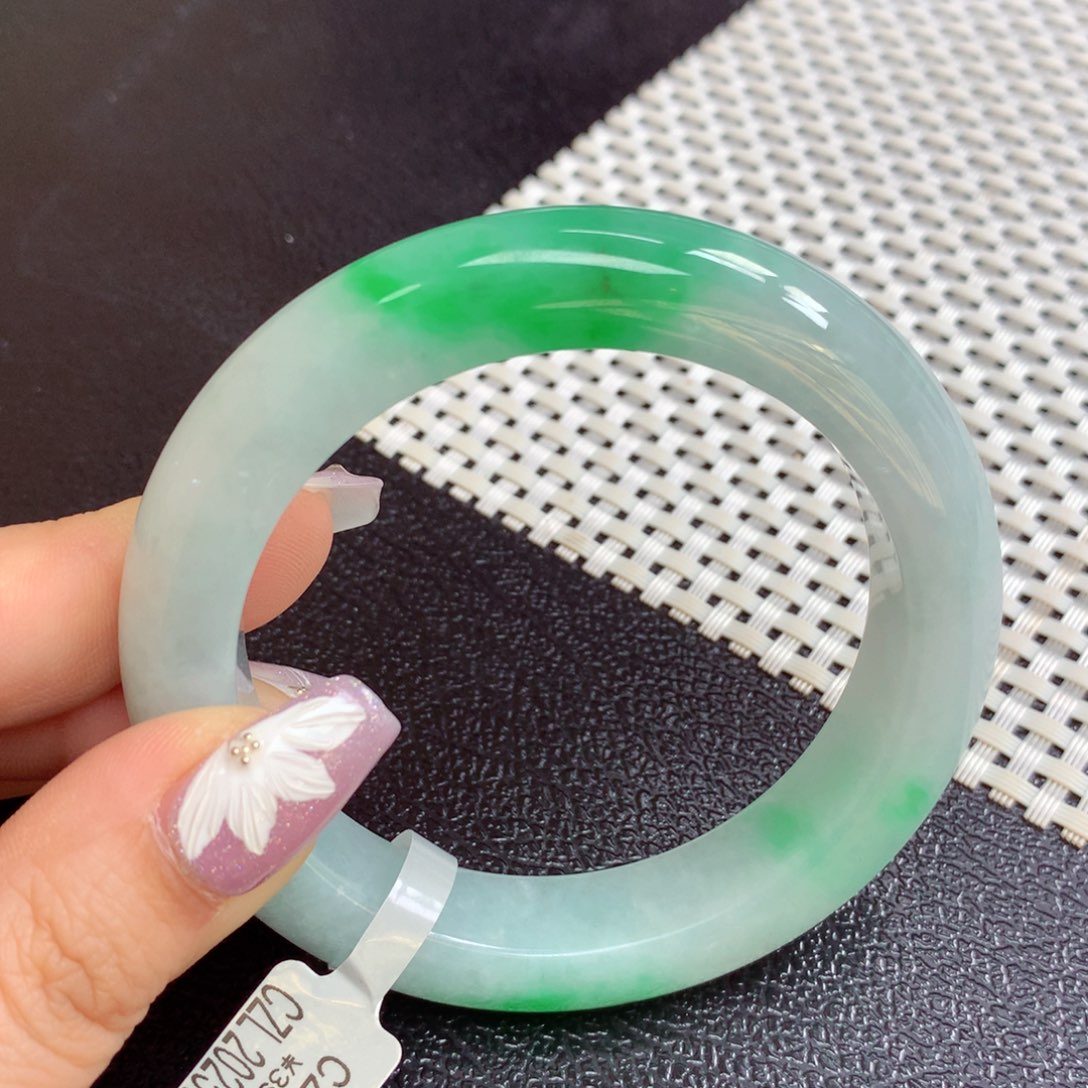 翡翠手镯未镶嵌缅甸