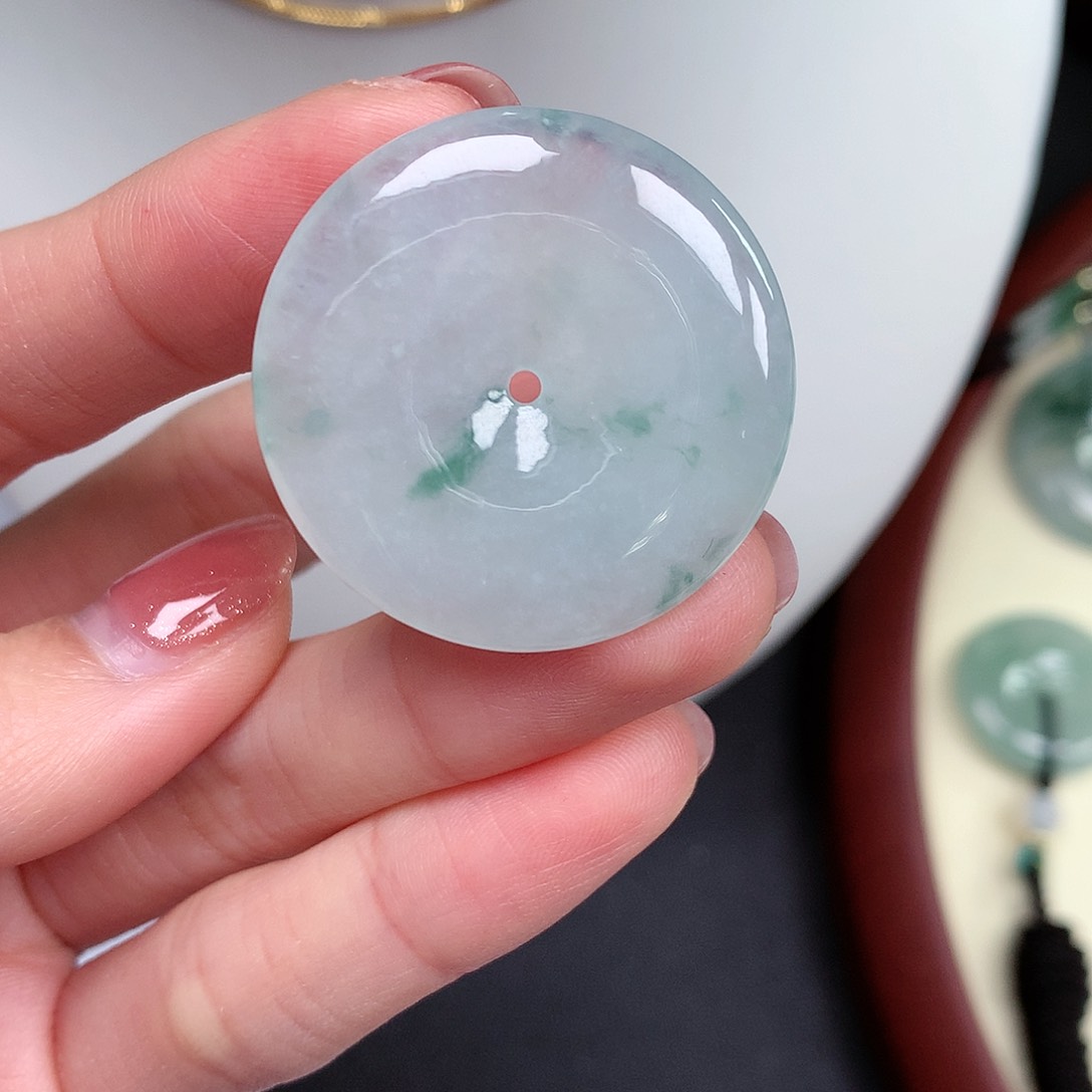 翡翠颈饰未镶嵌平安扣