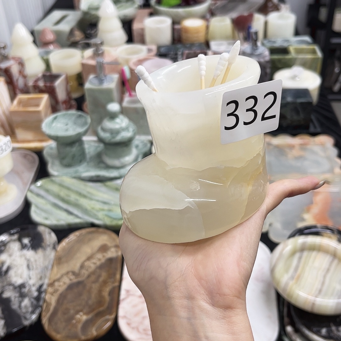 332白玉ug靴子烛台