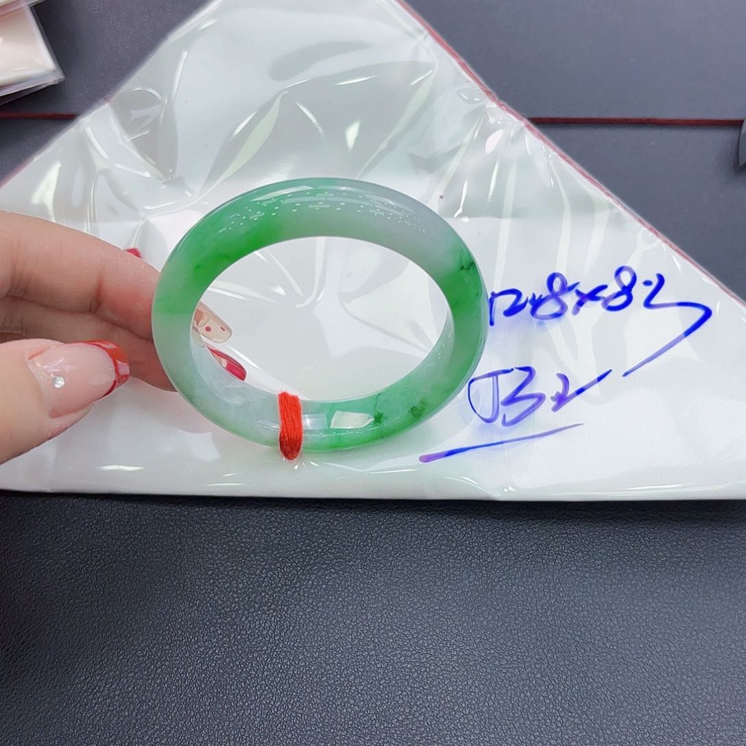 翡翠手镯未镶嵌手镯