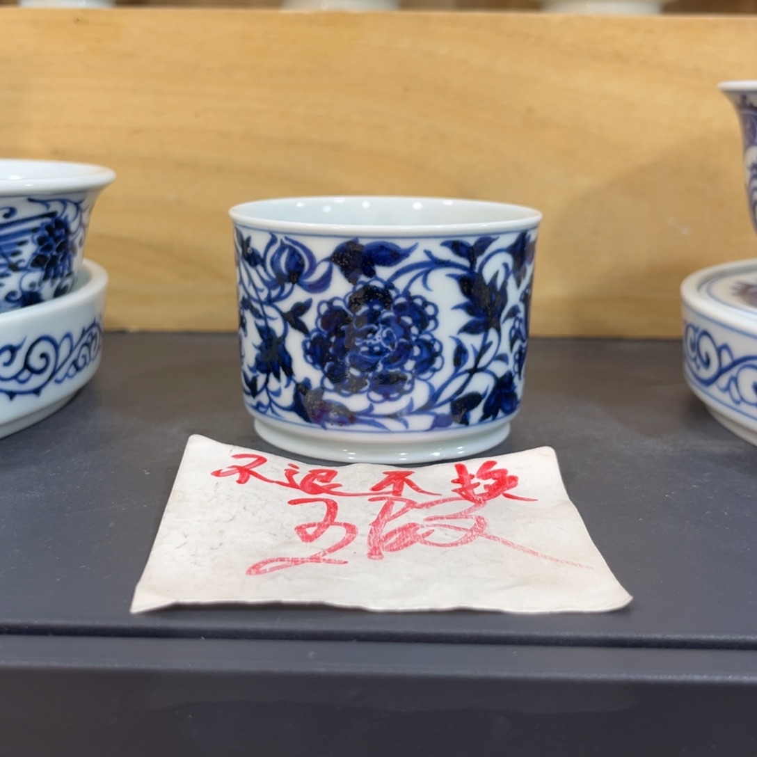 手绘仿元牡丹容天杯