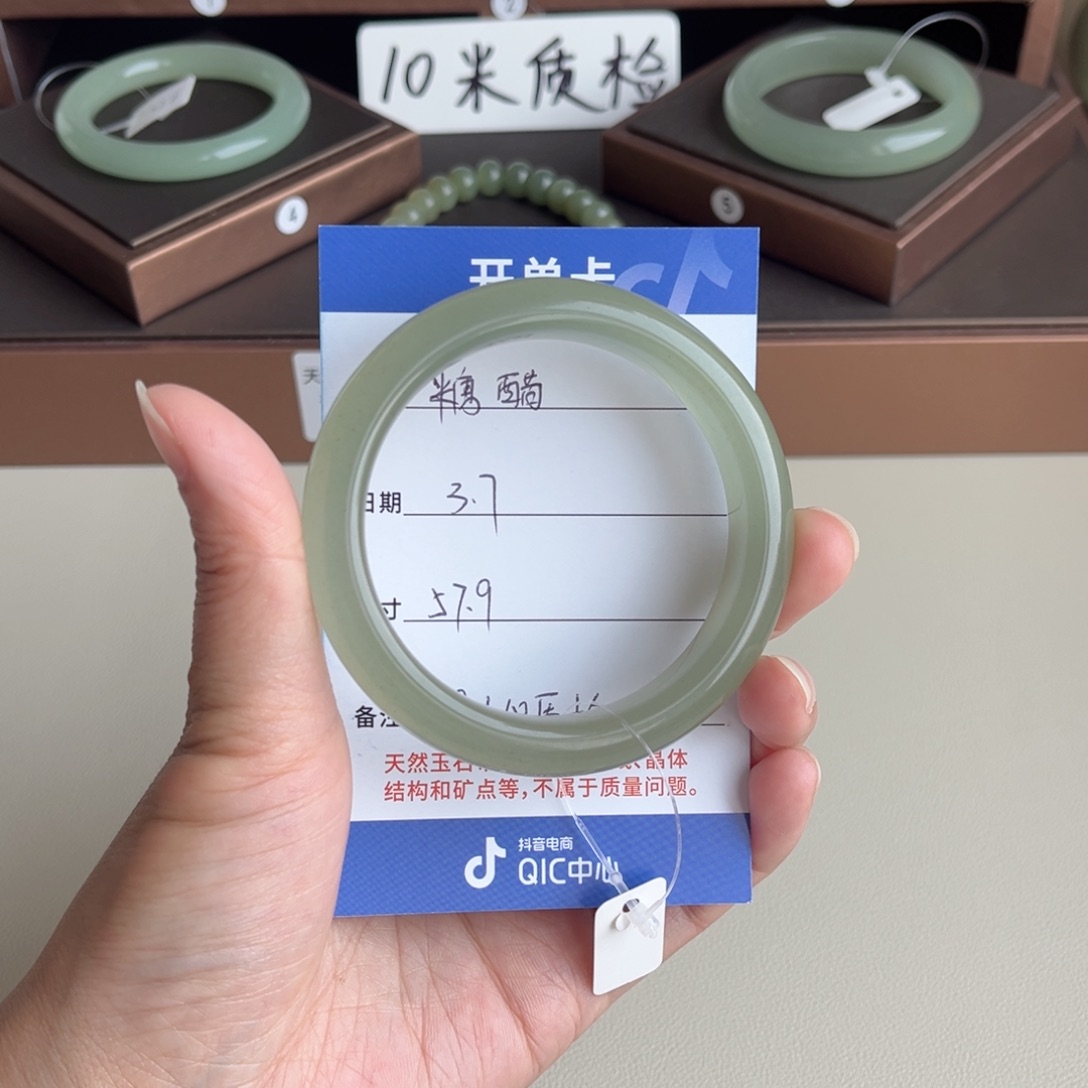 石英质玉手镯未镶嵌糖****?