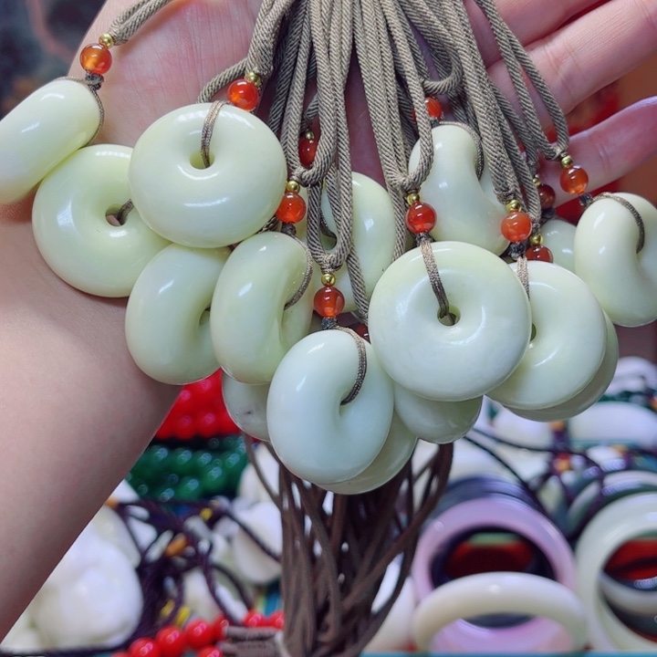 蛇纹石玉未镶嵌颈饰多样性发货