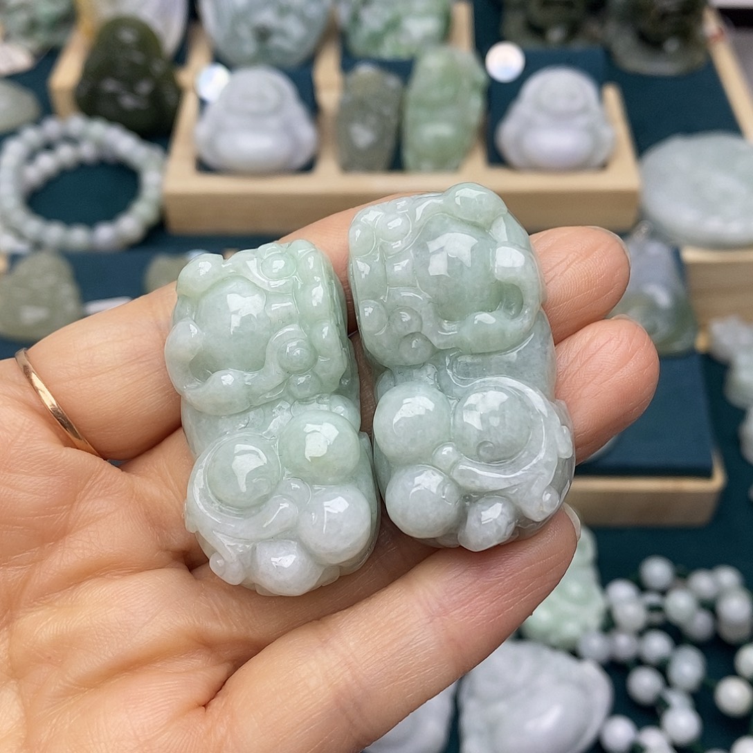 翡翠未镶嵌颈饰貔貅