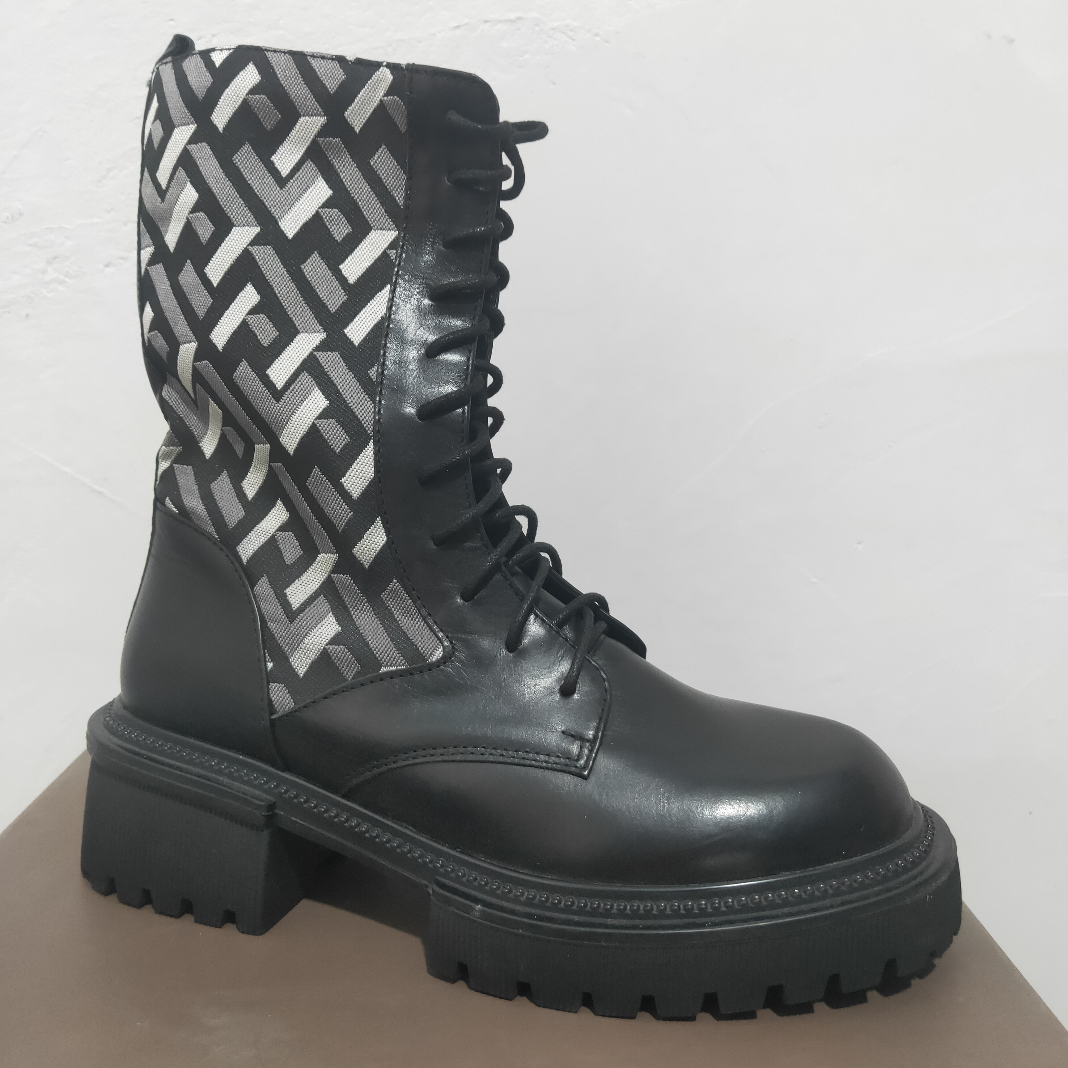 圆头厚底休闲女靴S061D23809