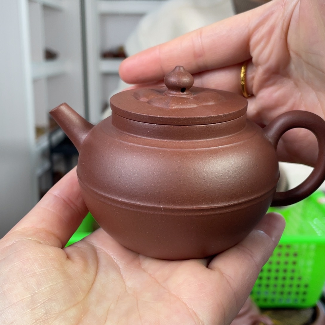 紫砂茶壶胖底槽清素带莲花200cc