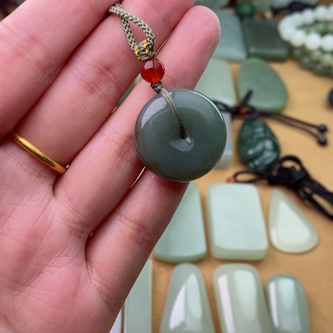 和田玉颈饰未镶嵌