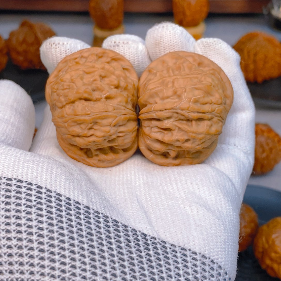 文玩核桃吊坠毕业款 花蝴蝶