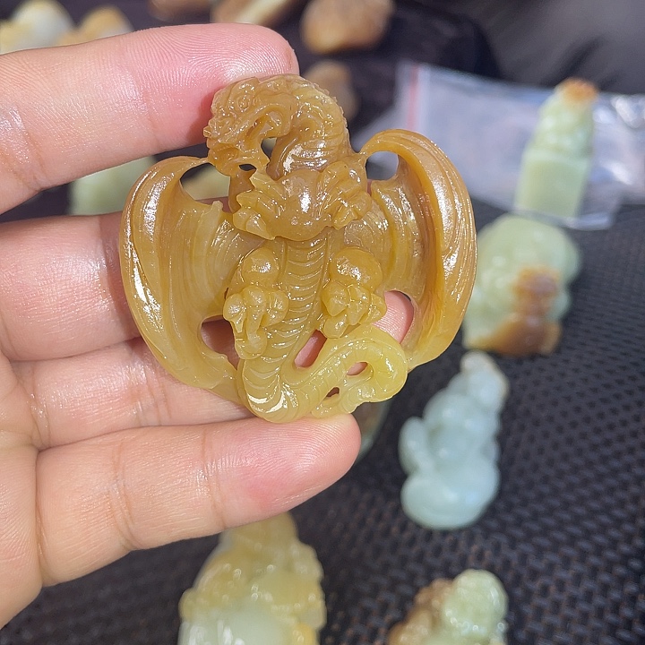 颈饰未镶嵌和田玉（糖玉）