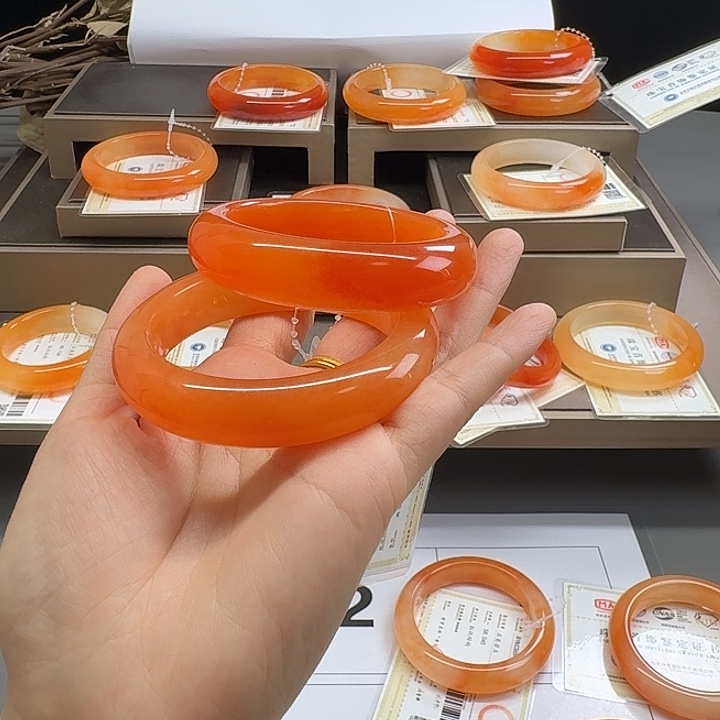 -****石英质玉（黄龙玉）未镶嵌颈饰