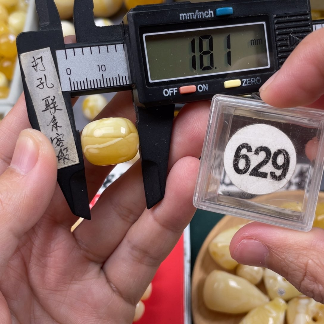 蜜蜡珠宝奇石未镶嵌