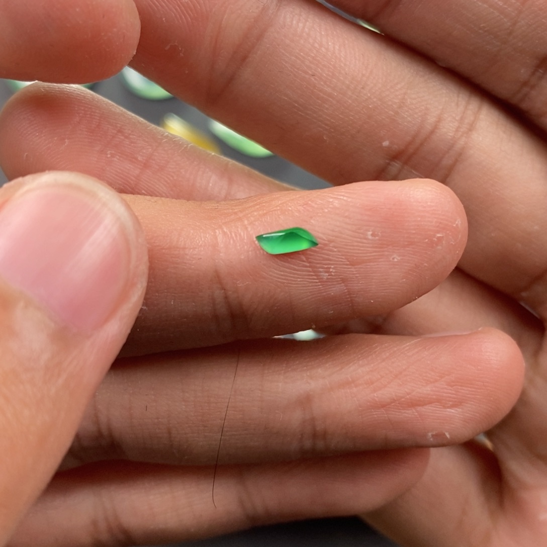 翡翠耳饰未镶嵌翡翠