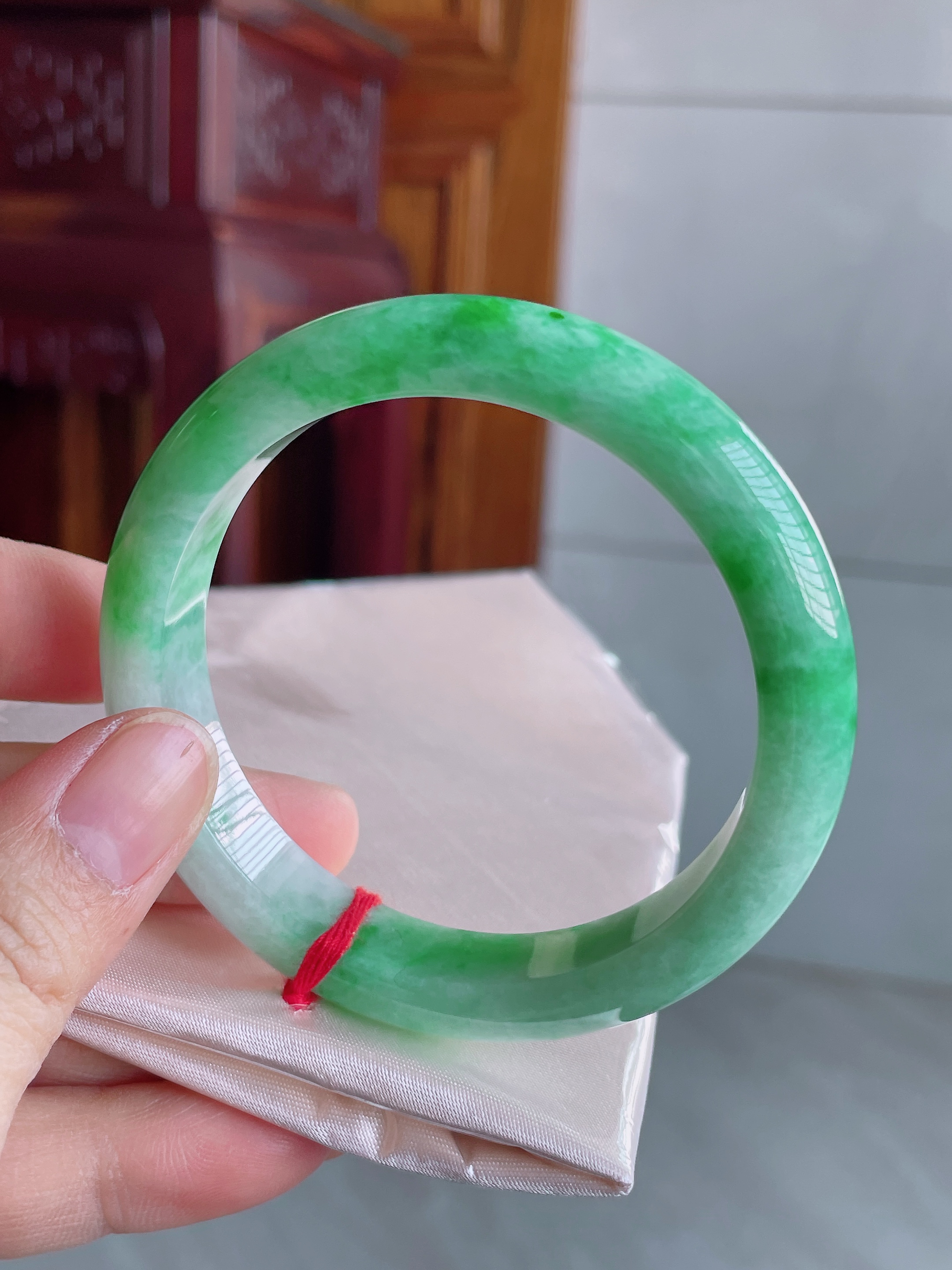 59-60圈白底青飘阳绿翡翠手镯大圈口玉镯